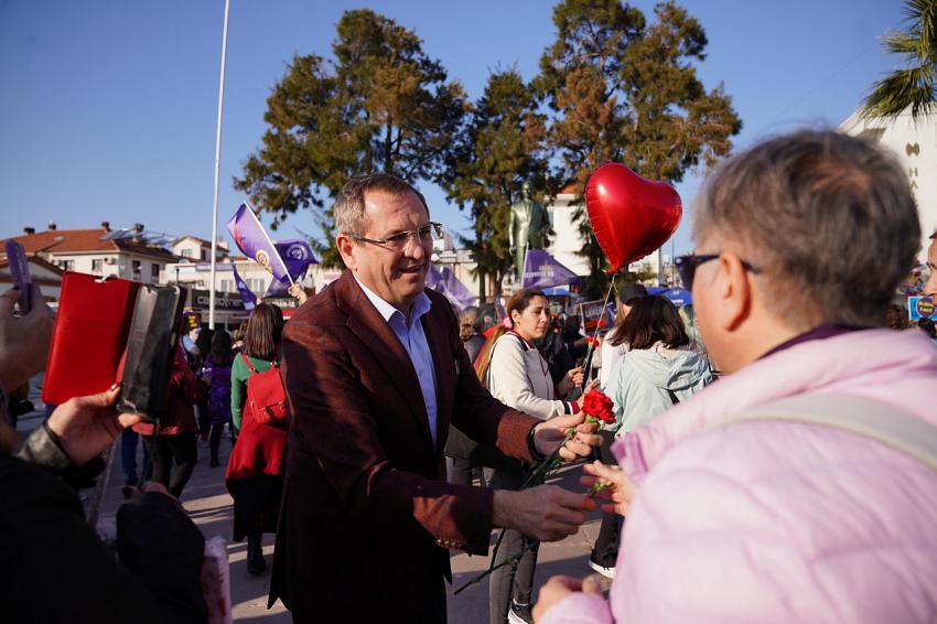AYVALIK’TA 8 MART KADINLAR GÜNÜ COŞKUYLA KUTLANDI