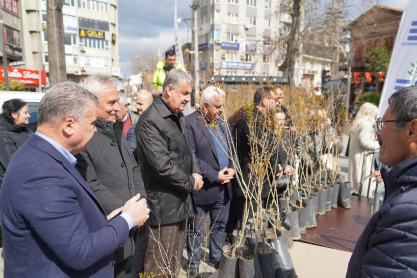 Edremit Belediyesi’nden Orman Haftası’nda ücretsiz fidanı dağıtımı