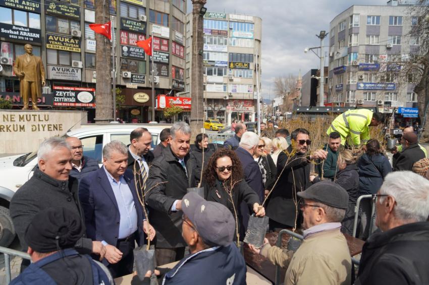 Edremit Belediyesi’nden Orman Haftası’nda ücretsiz fidanı dağıtımı