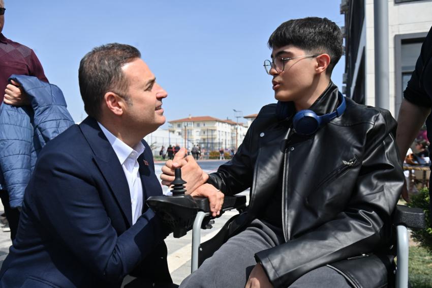 BAŞKAN AKIN EŞİYLE BİRLİKTE DEMOKRASİ İÇİN OYUNU KULLANDI