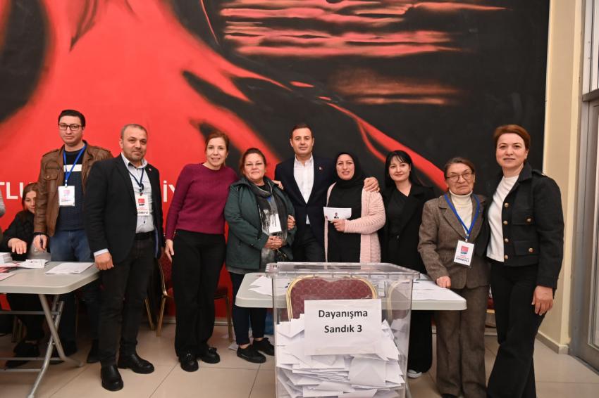 BAŞKAN AKIN EŞİYLE BİRLİKTE DEMOKRASİ İÇİN OYUNU KULLANDI