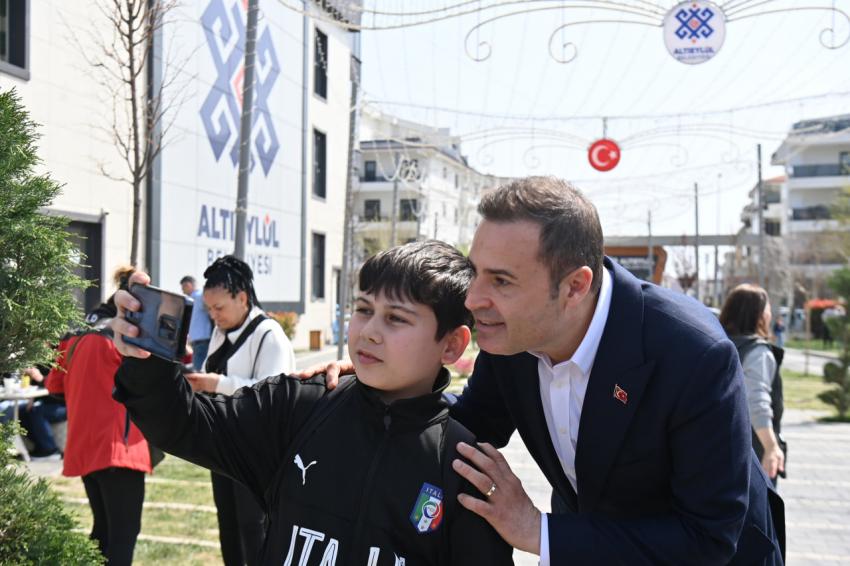 BAŞKAN AKIN EŞİYLE BİRLİKTE DEMOKRASİ İÇİN OYUNU KULLANDI