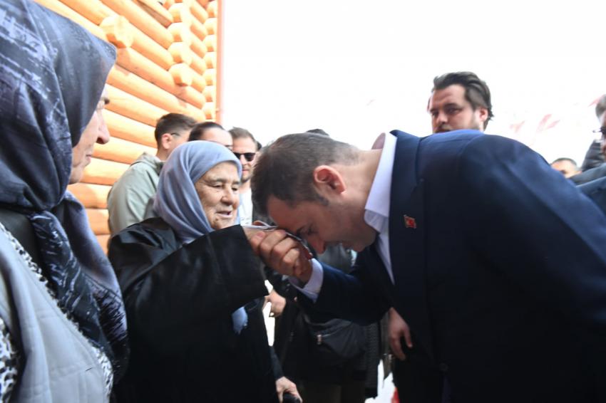 BAŞKAN AKIN EŞİYLE BİRLİKTE DEMOKRASİ İÇİN OYUNU KULLANDI