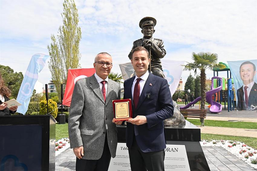 Ahmet Akın’dan Tıbbiyeli Hikmet’e vefa