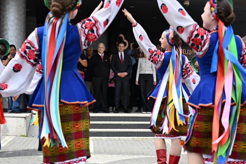 Ahmet Akın, dünya çocuklarını ağırladı