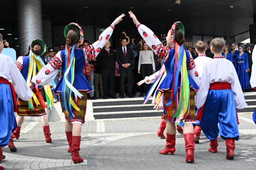 Ahmet Akın, dünya çocuklarını ağırladı