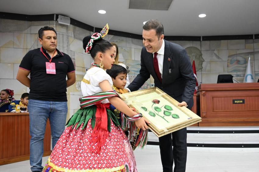Ahmet Akın, dünya çocuklarını ağırladı