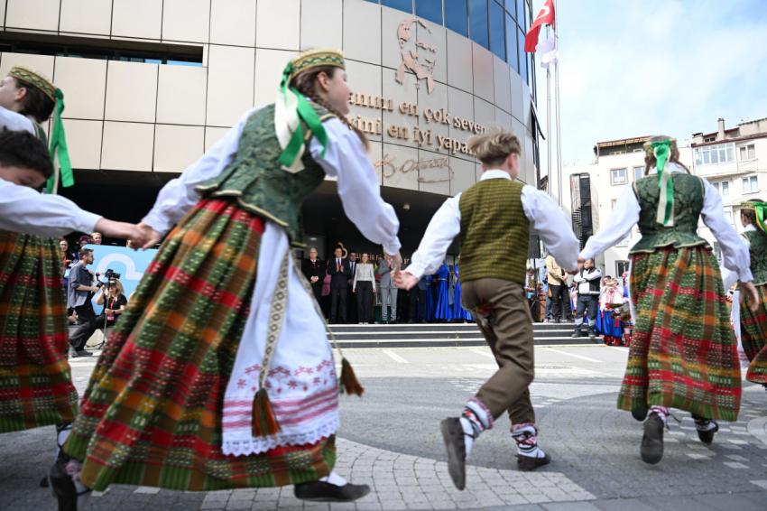 Ahmet Akın, dünya çocuklarını ağırladı