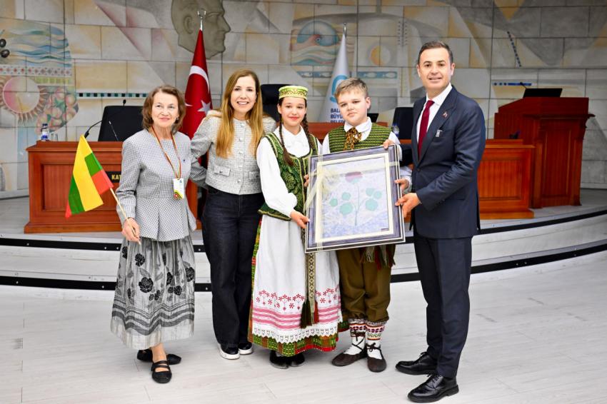 Ahmet Akın, dünya çocuklarını ağırladı