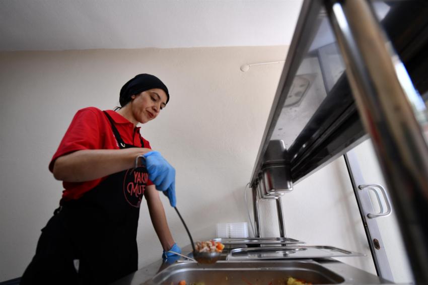 Ahmet Akın ile “Yakın Mutfak” zorlu ekonomik koşullarda halkın hizmetinde