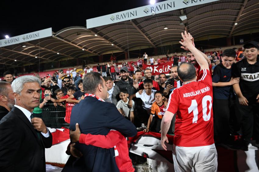 Ahmet Akın, BALKES maçında takımla tek yürek oldu