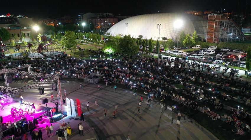 Büyükşehir’in Babalar Günü konserinde Ferdi Zeyrek unutulmadı