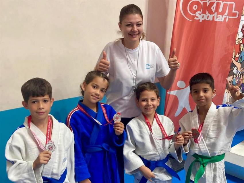 Büyükşehir’in sporcuları madalyaları topladı