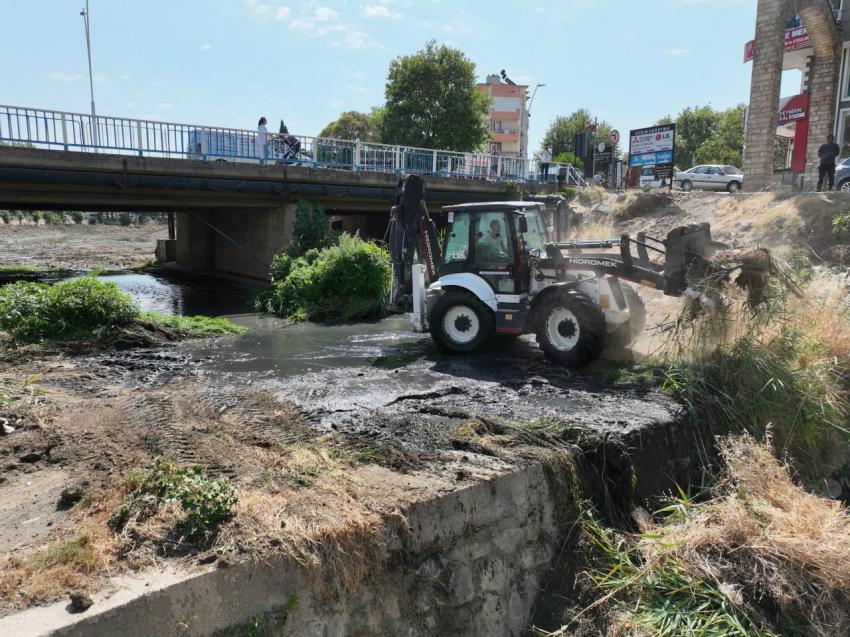 Edremit Çayı ve Şahinderesi’nde temizlik çalışmaları