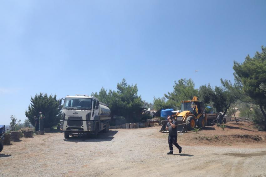  Edremit’te zeytinlikte çıkan yangın ormana sıçramadan söndürüldü