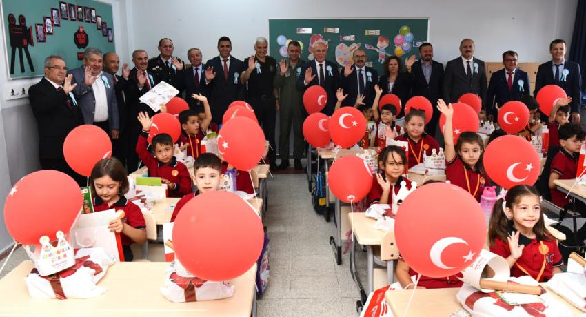 Okullar Açıldı, Öğrenciler Ders Başı Yaptı