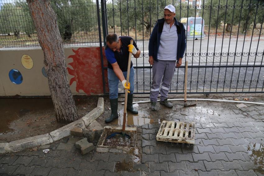 Edremit Belediyesi sağanak yağışlara Karşı 7/24 sahada