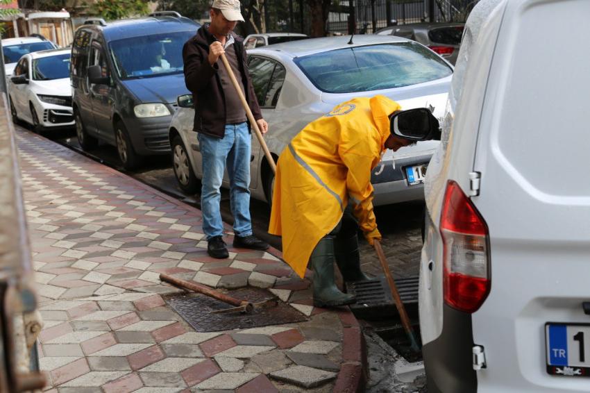 Edremit Belediyesi sağanak yağışlara Karşı 7/24 sahada