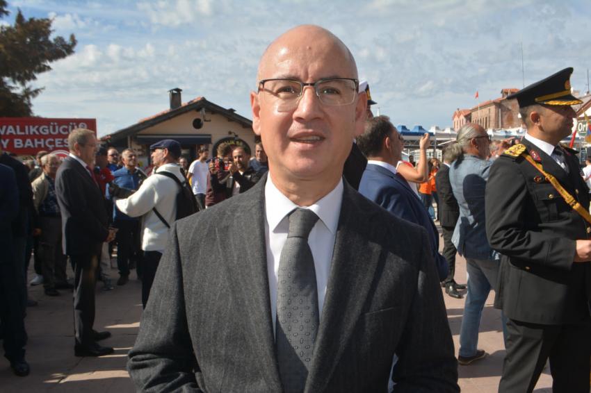 AYVALIK’TA CUMHURİYET BAYRAMI KUTLAMALARI ÇELENK SUNUMUYLA BAŞLADI