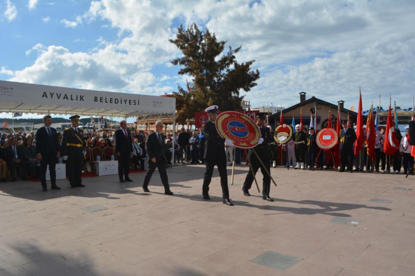 AYVALIK’TA CUMHURİYET BAYRAMI KUTLAMALARI ÇELENK SUNUMUYLA BAŞLADI