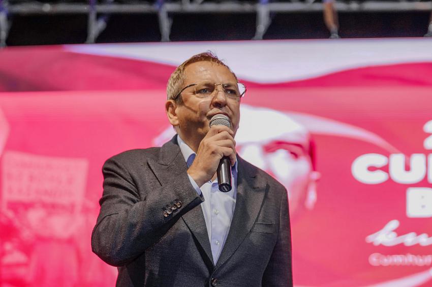 AYVALIK’TA EDA VE METİN ÖZÜLKÜ EN GÜZEL ŞARKILARINI “CUMHURİYET” İÇİN SESLENDİRDİ