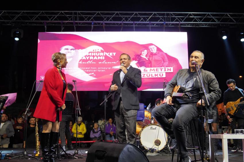AYVALIK’TA EDA VE METİN ÖZÜLKÜ EN GÜZEL ŞARKILARINI “CUMHURİYET” İÇİN SESLENDİRDİ