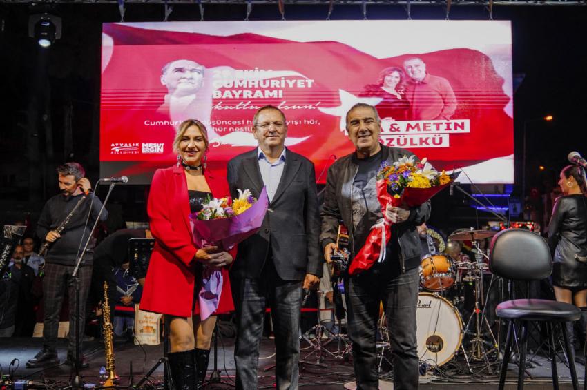 AYVALIK’TA EDA VE METİN ÖZÜLKÜ EN GÜZEL ŞARKILARINI “CUMHURİYET” İÇİN SESLENDİRDİ