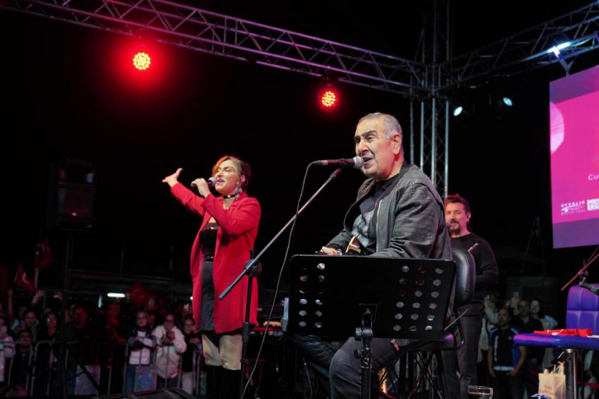 AYVALIK’TA EDA VE METİN ÖZÜLKÜ EN GÜZEL ŞARKILARINI “CUMHURİYET” İÇİN SESLENDİRDİ