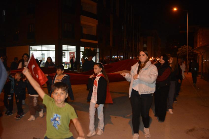 GÖMEÇ’TE CUMHURİYET İÇİN FENER ALAYI