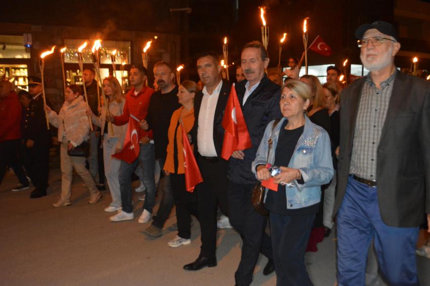 GÖMEÇ’TE CUMHURİYET İÇİN FENER ALAYI