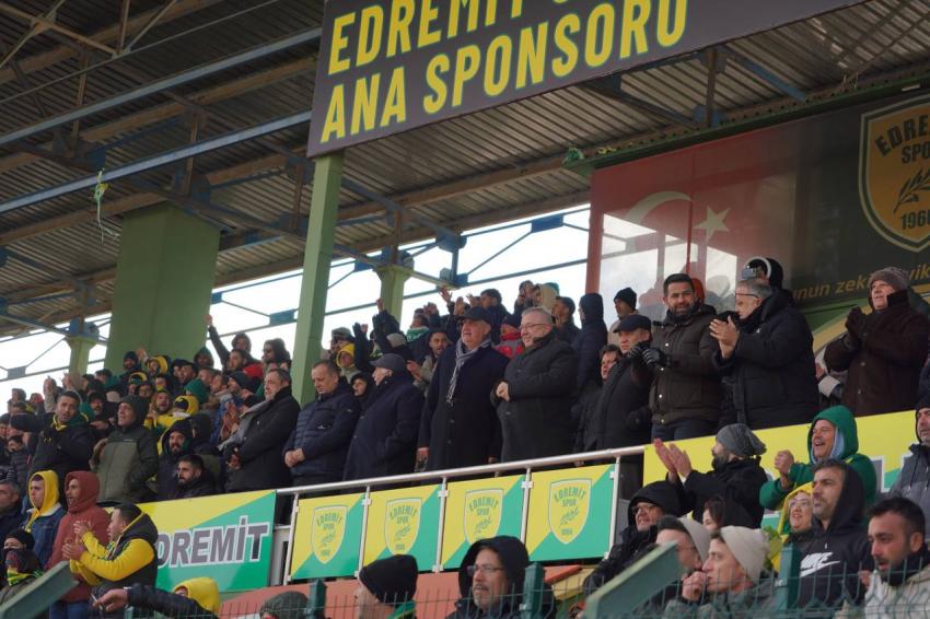 1966 Edremitspor zirveye ortak oldu