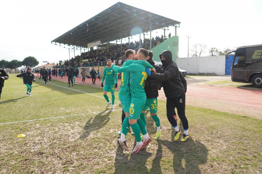 1966 Edremitspor zirveye ortak oldu