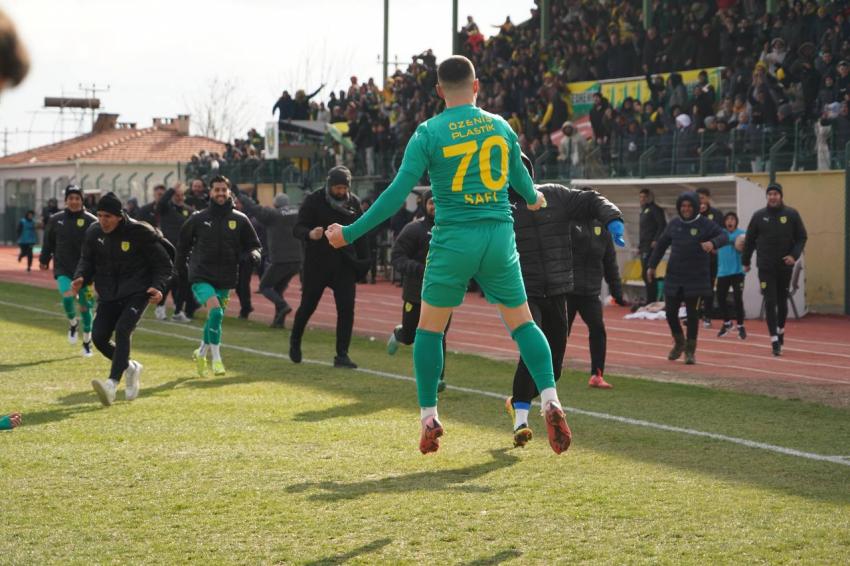 1966 Edremitspor zirveye ortak oldu