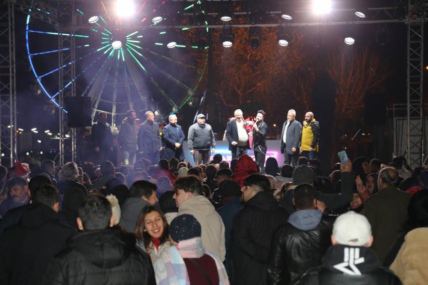 Başkan Ertaş yeni yılı vatandaşlarla birlikte karşıladı