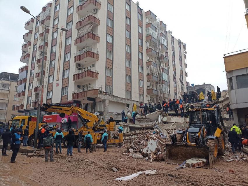 KAHRAMANMARAŞ’TA 7.4 BÜYÜKLÜĞÜNDE DEPREM: 10 KENTI VURDU