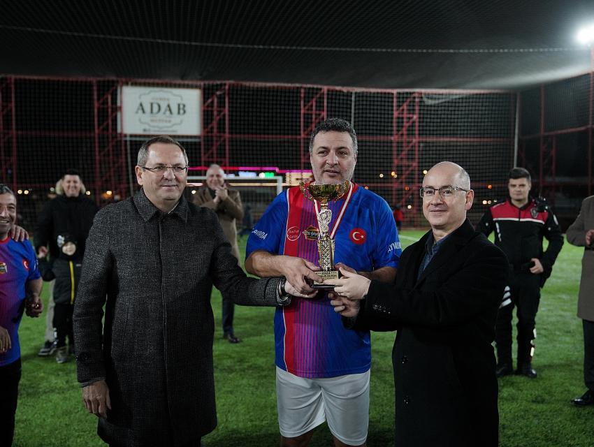 Şampiyon oldular, on çeyrek altını öğrenci lokantasına bağışladılar