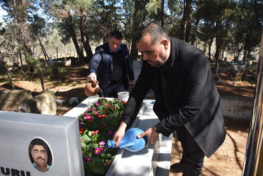 EDREMİT’TE ŞEHİTLERİN KABİRLERİ DÜZENLENDİ