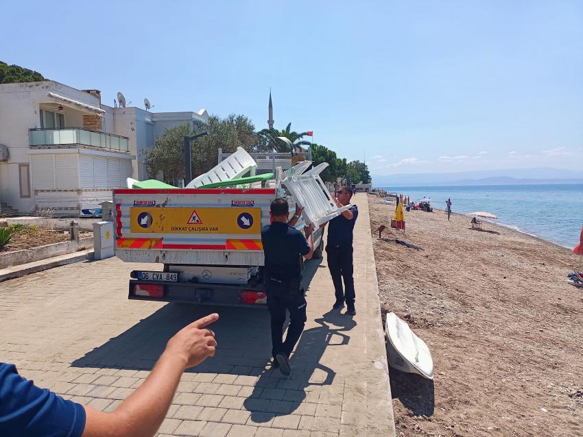 EDREMIT SAHILLERINDE İZINSIZ ŞEZLONGLAR TOPLANDI