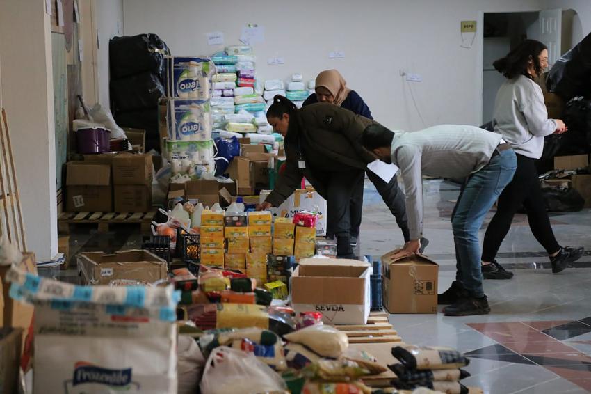 EDREMİT’TE DEPREMZEDELER İÇİN YARDIMLAR DEVAM EDİYOR