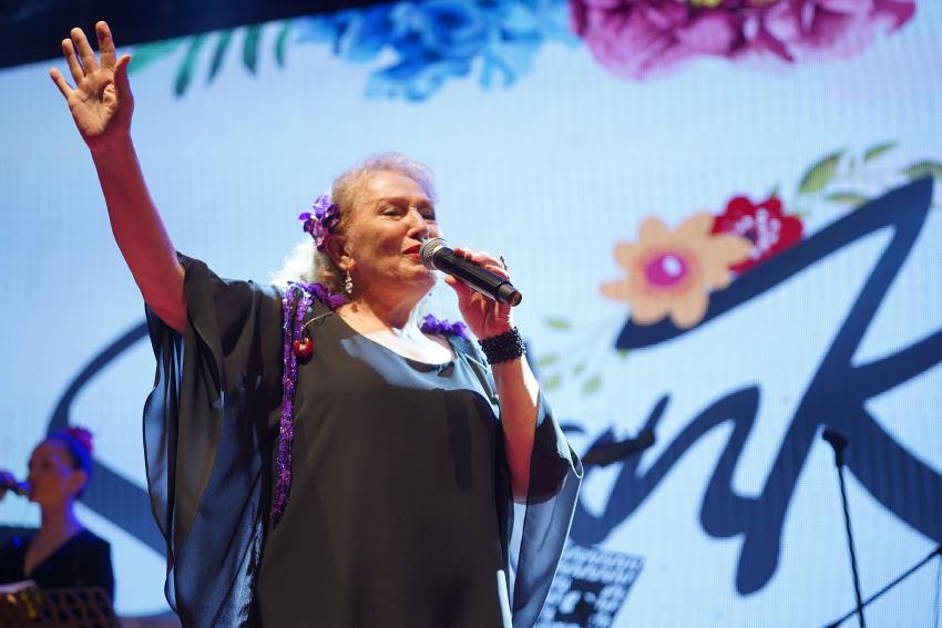 SUZAN KARDEŞ'TEN MESUT ERGİN’E İZMIR MARŞI SÜRPRİZİ