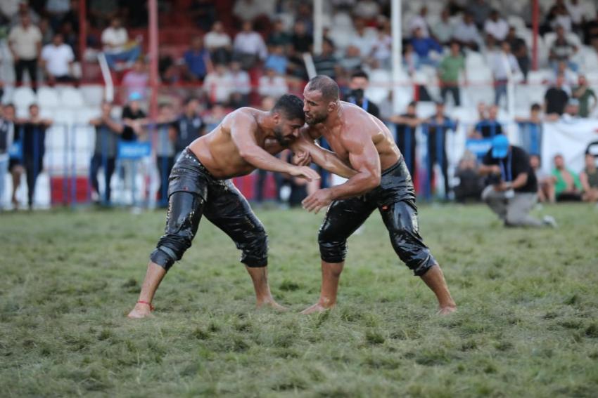 Balıkesir Büyükşehir Belediyesporlu Enes Doğan Elmalı’nın 2. Kez Başpehlivanı Oldu