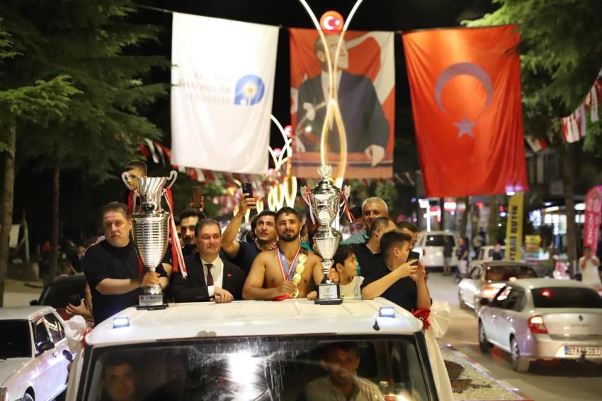 Balıkesir Büyükşehir Belediyesporlu Enes Doğan Elmalı’nın 2. Kez Başpehlivanı Oldu