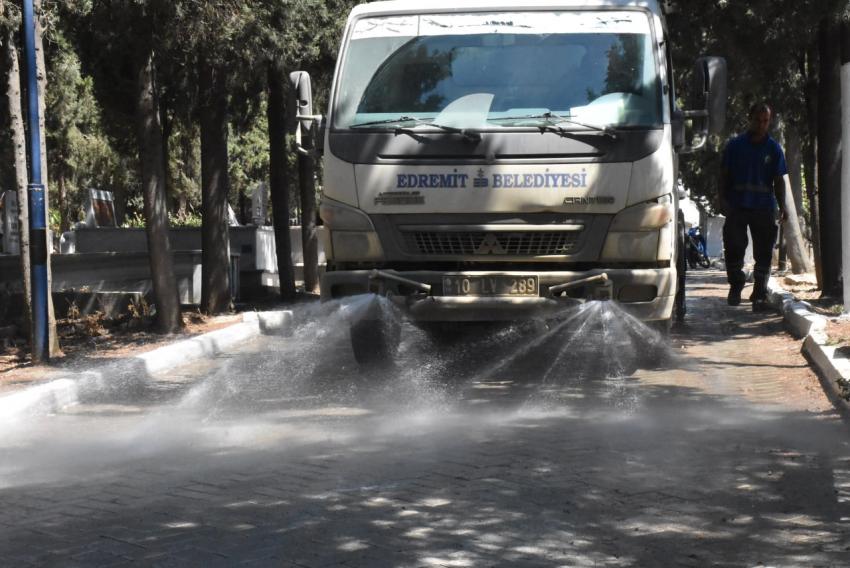 EDREMIT BELEDIYESI MEZARLIK VE ŞEHITLIKLERI BAYRAMA HAZIRLADI