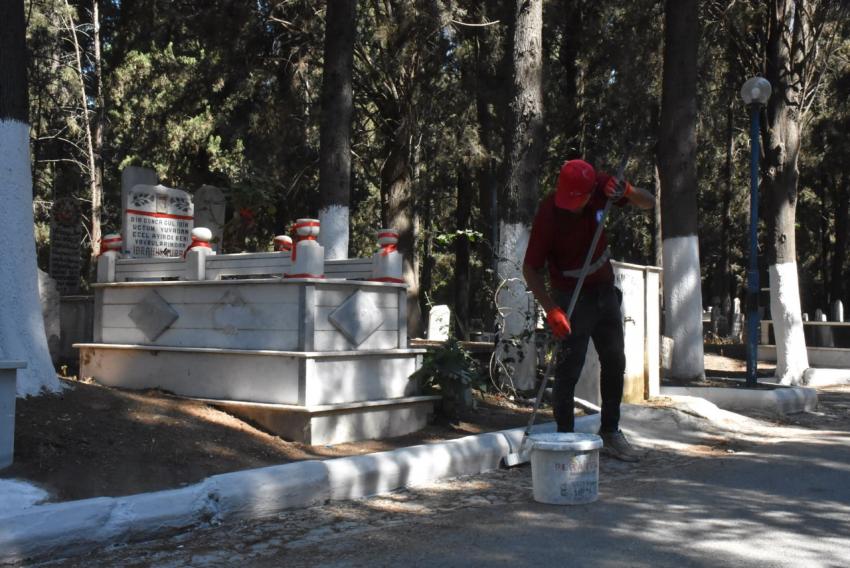 EDREMIT BELEDIYESI MEZARLIK VE ŞEHITLIKLERI BAYRAMA HAZIRLADI