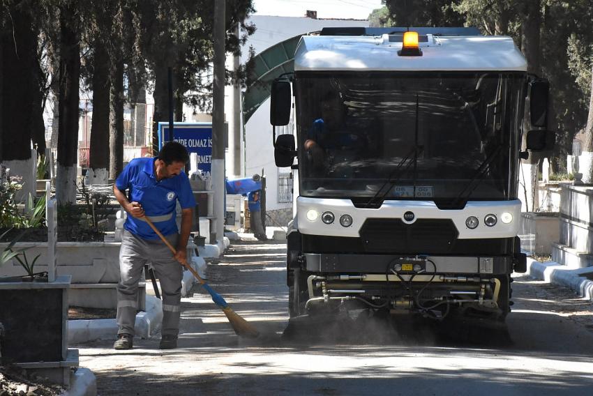 EDREMIT BELEDIYESI MEZARLIK VE ŞEHITLIKLERI BAYRAMA HAZIRLADI