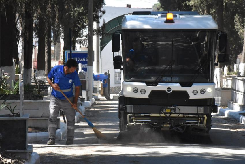 EDREMIT BELEDIYESI MEZARLIK VE ŞEHITLIKLERI BAYRAMA HAZIRLADI