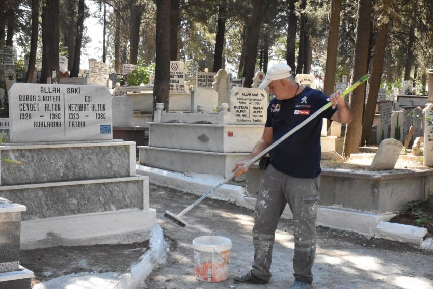 EDREMIT BELEDIYESI MEZARLIK VE ŞEHITLIKLERI BAYRAMA HAZIRLADI