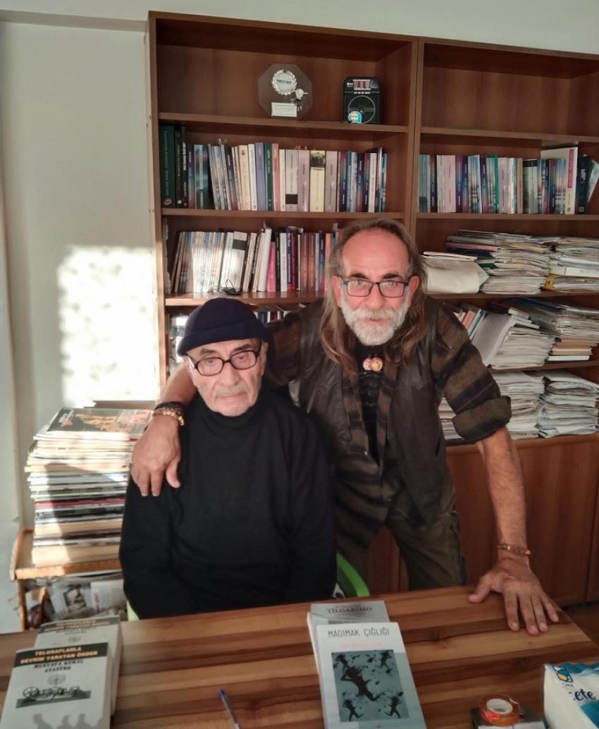 TÜRKİYE İŞÇİ PARTİSİ YÖNETİCİLERİ,  KARŞIYAKALI YAZAR ZEKİ BÜYÜKTANIR’I  EVİNDE ZİYARET ETTİ.