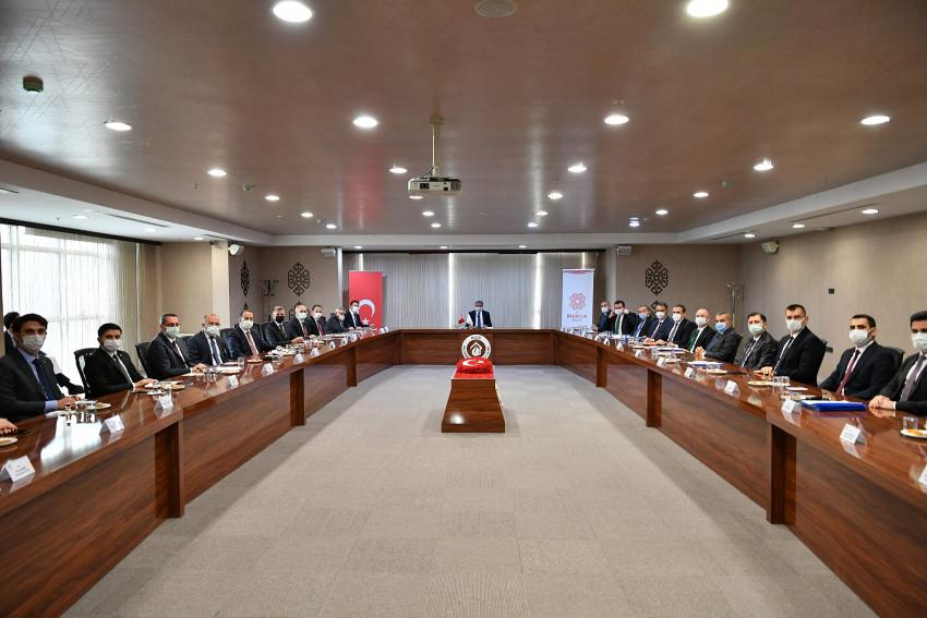 VALI ŞILDAK VALI YARDIMCILARI VE KAYMAKAMLARLA TOPLANTIDA BIR ARAYA GELDI