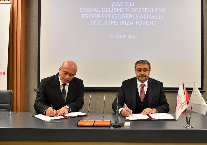 EDREMIT İLÇE MILLI EĞITIM MÜDÜRLÜĞÜNÜN ROMAN VATANDAŞLARIMIZI KUCAKLAYAN PROJESI